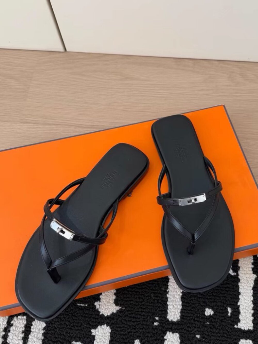 Hermès Black Square Toe Kelly Buckle Thong Flat Sandals - Picture 3 of 6